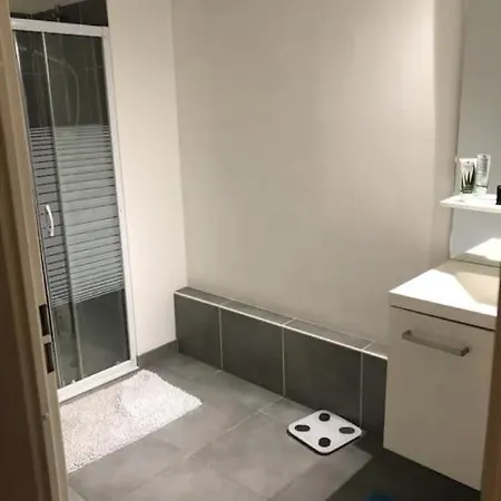 Apartment F2 50 M2 Avec Place De Parking En Ss Privative Et Clim Chambre *